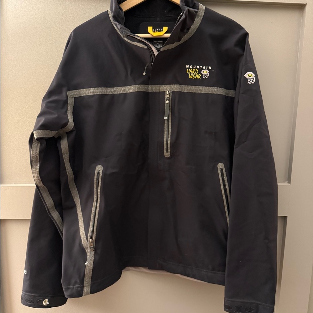 Mountain Hardwear Men's Black and Gray Performance Jacket